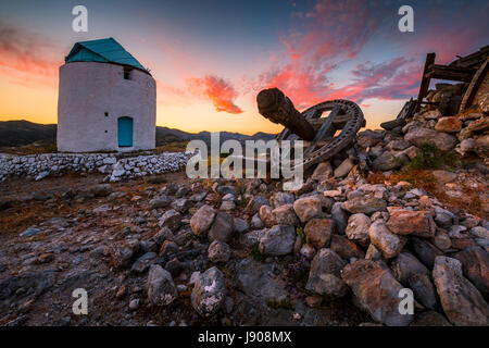 Alte Windmühle in der Nähe von Chora Dorf auf Kimolos Insel in Griechenland. Stockfoto