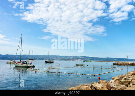 Boote und Wasserball Spielplatz mit Toren an der Küste des Adriatischen Meeres in Omis, Kroatien Stockfoto