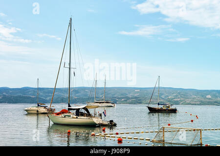 Boote und Wasserball Spielplatz mit Toren an der Küste des Adriatischen Meeres von Omis, Kroatien Stockfoto