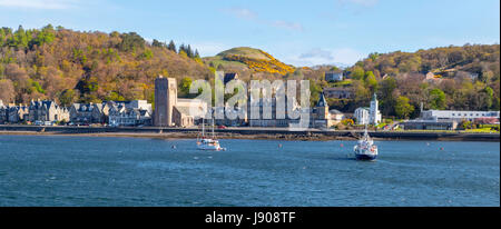 Panoramablick auf die Stadt Oban und St. Columba Kathedrale von Oban Bay, Tor zu den Inneren Hebriden, Argyll and Bute, Scotland, United Kingdom Stockfoto