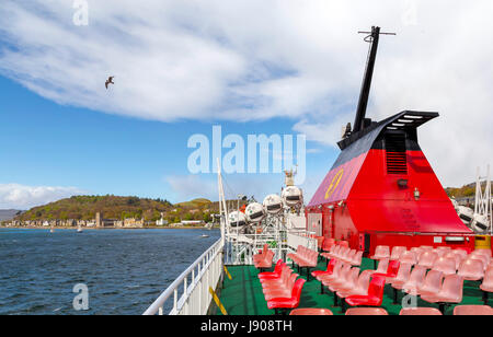 Blick auf die Stadt Oban auf Oban Bay vom Oberdeck auf der Isle of Mull-Fähre von Caledonian Macbrayne, Argyll and Bute, Scotland, United Kingdom. Stockfoto