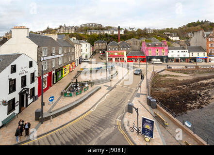 Vogelperspektive anzeigen auf Oban an der schottischen Westküste mit McCaig es Tower, eine deutliche Landmarke oben auf den Hügeln, Argyll and Bute, Scotland, UK. Stockfoto