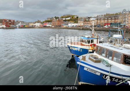 Panoramablick auf die Stadt Oban auf Oban Bay mit McCaig es Tower, eine deutliche Landmarke oben auf den Hügeln, Argyll and Bute, Scotland, geeinten Königreich. Stockfoto