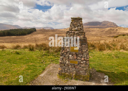 Großen Cairn-Denkmal am Aussichtspunkt neben der A82 oben Loch Tulla zwischen Bridge of Orchy und die schwarzen montieren, Schottland, Vereinigtes Königreich. Stockfoto