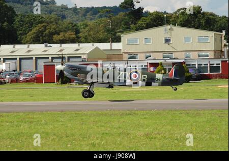 Vickers Supermarine Spitfire Mk 1XB, MH434, zieht während der Dunsfold Airshow in Surrey, England am 23. August 2014. Das Flugzeug wurde 1943 gebaut. Stockfoto