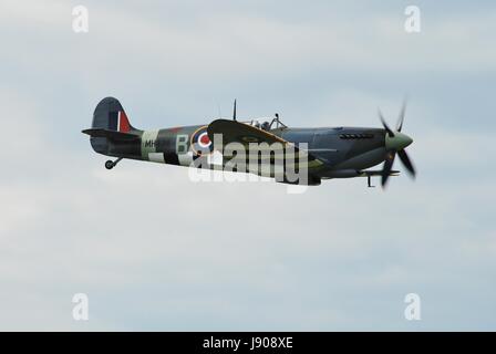 Vickers Supermarine Spitfire Mk 1XB, MH434, zeigt während der Dunsfold Airshow in Surrey, England am 23. August 2014. Das Flugzeug wurde 1943 gebaut. Stockfoto