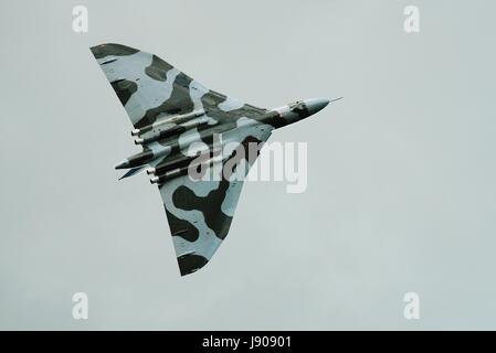 Avro Vulcan Bomber Jet XH588 gibt eine Anzeige auf dem Dunsfold Airshow in Surrey, England am 23. August 2014. Der Jet wurde im Jahr 1960 für die RAF gebaut. Stockfoto