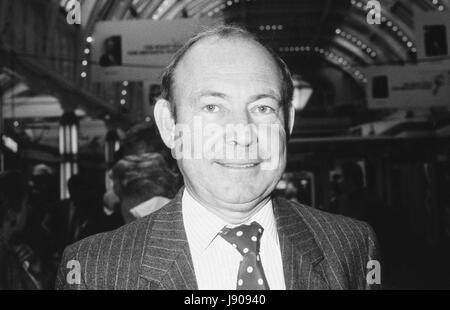 Robin Esser, ehemaliger Herausgeber der Zeitung Sunday Express, besucht die konservative Partei-Konferenz in Blackpool, England am 10. Oktober 1989. Stockfoto