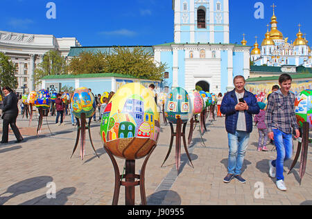 Kiew, UKRAINE - 1. Mai 2017: Bemalten Eiern. Straßenfest der großen Ostereier auf Mikhailovska Platz Stockfoto