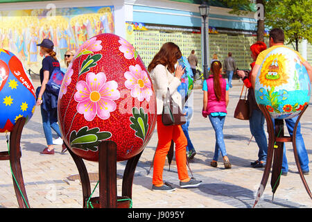 Kiew, UKRAINE - 1. Mai 2017: Bemalten Eiern. Straßenfest der großen Ostereier auf Mikhailovska Platz Stockfoto