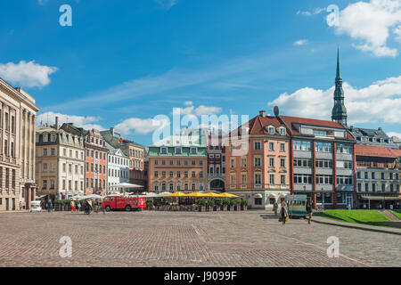 Riga, Lettland - 3. September 2014: Domplatz mit Straßencafés Menschen und Turm von St. Peter Church im historischen Zentrum in der alten Stadt Rig Stockfoto