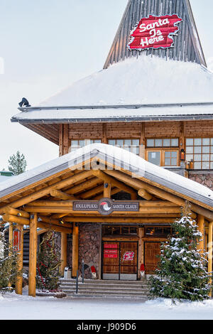 Rovaniemi, Finnland - 5. März 2017: Eingang in Santa Büro in Santa Claus Village, Lappland, Finnland am Polarkreis im Winter. Stockfoto