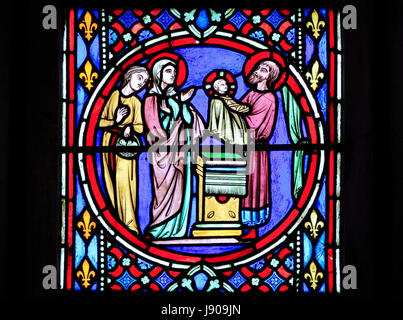 Nativity Fenster, Glasmalereien von Oudinot von Paris, 1861, Feltwell Kirche, Norfolk, Präsentation der das Jesuskind im Tempel in Jerusalem Stockfoto