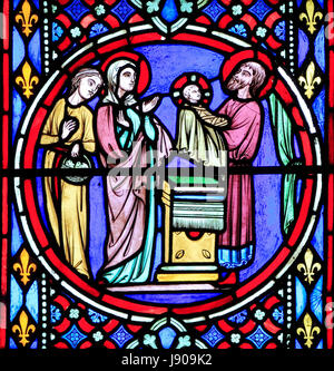 Nativity Fenster, Glasmalereien von Oudinot von Paris, 1861, Feltwell Kirche, Norfolk, Präsentation der das Jesuskind im Tempel in Jerusalem Stockfoto