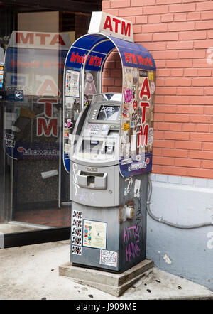 ATM auf der Straße in der Chelsea-Abschnitt von New York City Stockfoto