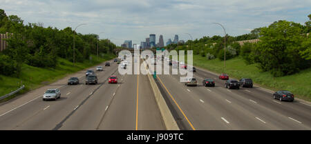 Achtspurige Verkehr in Minneapolis, Minnesota, USA Stockfoto