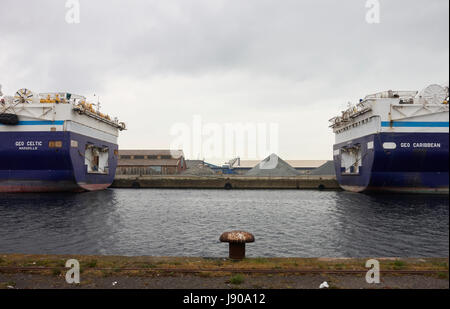 Stadt Dunquerke, Normandie, Frankreich: Hafen Behörde Bereich mit Docks und Lagerhäuser, wo mehrere Arten von Rohstoffen werden gespeichert, Stockfoto