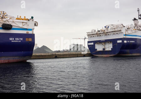 Stadt Dunquerke, Normandie, Frankreich: Hafen Behörde Bereich mit Docks und Lagerhäuser, wo mehrere Arten von Rohstoffen werden gespeichert, Stockfoto