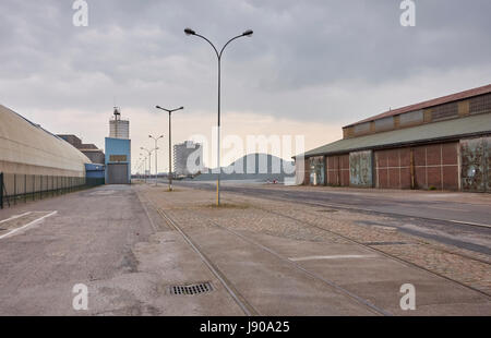 Stadt Dunquerke, Normandie, Frankreich: Hafen Behörde Bereich mit Docks und Lagerhäuser, wo mehrere Arten von Rohstoffen werden gespeichert, Stockfoto