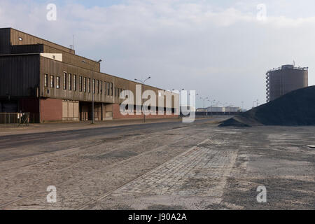 Stadt Dunquerke, Normandie, Frankreich: Hafen Behörde Bereich mit Docks und Lagerhäuser, wo mehrere Arten von Rohstoffen werden gespeichert, Stockfoto