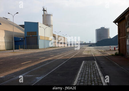 Stadt Dunquerke, Normandie, Frankreich: Hafen Behörde Bereich mit Docks und Lagerhäuser, wo mehrere Arten von Rohstoffen werden gespeichert, Stockfoto