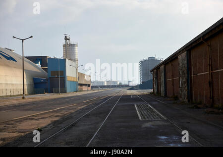 Stadt Dunquerke, Normandie, Frankreich: Hafen Behörde Bereich mit Docks und Lagerhäuser, wo mehrere Arten von Rohstoffen werden gespeichert, Stockfoto