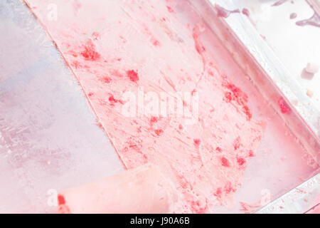 Gebratenes Eis rollt bei Frost Pan. Gerollte Eis, handgemachte Dessert aus Milch, Schokolade und frischen Erdbeeren. Stockfoto
