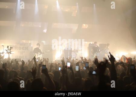 Liam Gallagher spielt ein Konzert in Manchesters O2 Ritz, in Gedenken an die Opfer des Terrors der letzten Woche greifen die 22 Menschen getötet und verletzt eine weitere 64. Stockfoto