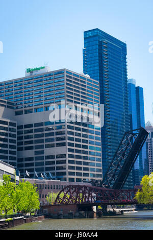 Blick vom Chicago River Illinois Chicago Sun Times Kinzie Street Bridge moderne zeitgenössische Glas Reflexionen Spiegel Wolkenkratzer Sunshine Baum Bäume Stockfoto
