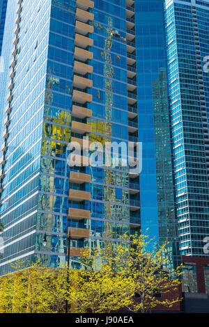Chicago Illinois E St Street Wolkenkratzer Detail Glas Reflexion Reflexionen spiegeln Balkone Wohneigentumswohnungen Wohnungen gelben Krane Bäume Stockfoto