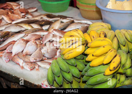 Frischer Fisch Silber Red Snapper Sardine und leuchtend grünen Bananen unreif Verkauf bei einem Wochenende nass trocken Markt an Fisch und Meeresfrüchten, Obst Gemüse Geflügelfleisch Stockfoto