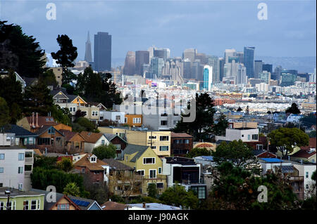 Panorama von San Francisco nach Norden aus einem Wohngebiet in die Innenstadt einschließlich der Trans-Amerika-Pyramide Gebäude in Kalifornien, USA Stockfoto