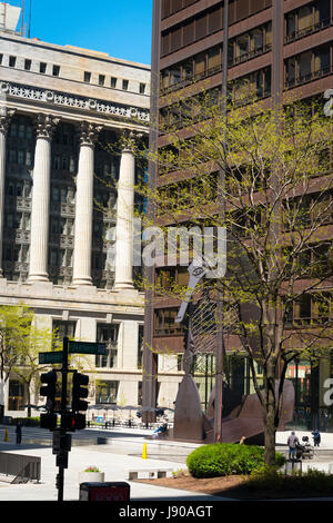 Chicago Illinois N Washington Street N Dearborn Street Neo-klassischer & moderne zeitgenössische Gebäude Wolkenkratzer Eigenschaften Hochhaus Skulptur Stockfoto