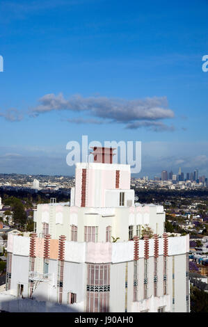 Detail der Art-Déco-Sunset Tower Hotel auf dem Sunset Stri mit Downtown Los Angeles im Hintergrund an einem klaren Tag. Stockfoto