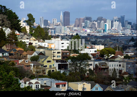 Panorama von San Francisco nach Norden aus einem Wohngebiet in die Innenstadt einschließlich der Trans-Amerika-Pyramide Gebäude in Kalifornien, USA Stockfoto