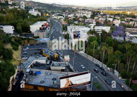 Luftaufnahme über den Sunset Strip im Stadtteil West Hollywood in Los Angeles, CA, USA Stockfoto