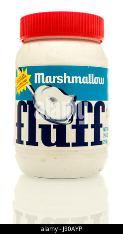 Winneconne, Wisconsin - 16. Mai 2017: ein Glas Marshmallow Fluff auf einem isolierten Hintergrund. Stockfoto