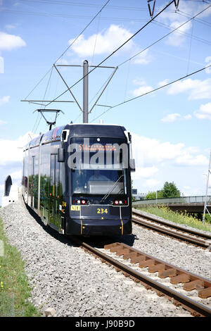 Mainz, Deutschland - 14. Mai 2017: Eine Straßenbahn fährt über den Brückenkopf einer neu gebauten Brücke für Straßenbahnen am 14. Mai 2017 in Mainz. Stockfoto