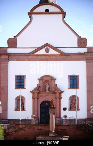 Mainz, Deutschland - 14. Mai 2017: The Mary Brunnen und die Wallfahrt Kirche von St. Stephan am 14. Mai 2017 in Mainz. Stockfoto