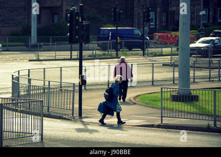 Anniesland cross Glasgow Menschen Kreuzung Straße an der Ampel an einer der verkehrsreichsten in Europa schneidet Stockfoto