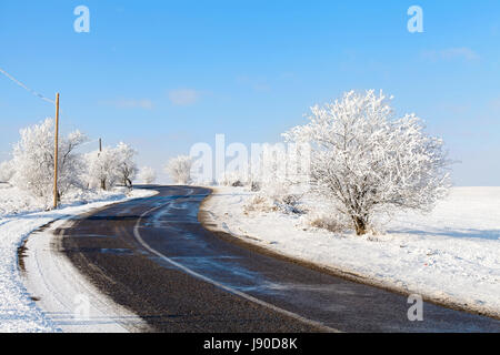 Bild von einem Land Straße im Winter Sonnenlicht Stockfoto