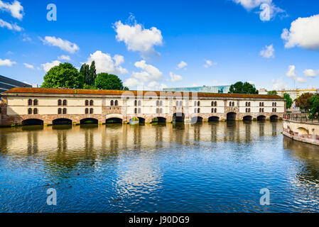 Straßburg, Barrage Vauban und mittelalterliche Brücke Ponts Couverts und Reflexion, Barrage Vauban. Elsass, Frankreich. Stockfoto