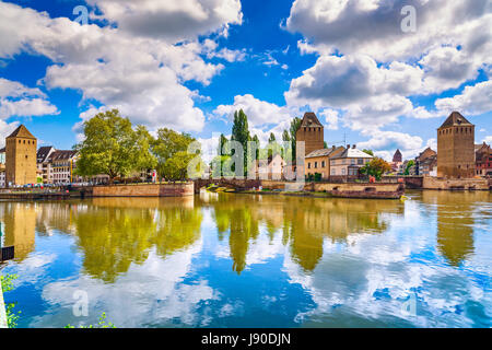 Straßburg, mittelalterliche Brücke Ponts Couverts und Dom, Blick vom Barrage Vauban. Elsass, Frankreich. Stockfoto