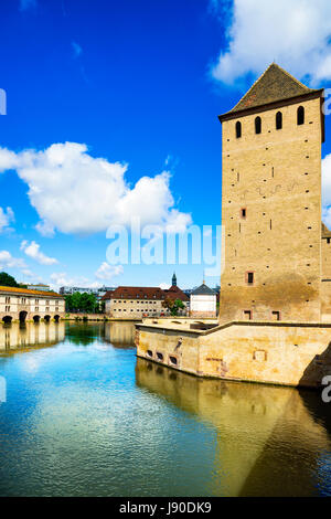 Straßburg, Turm der mittelalterliche Brücke Ponts Couverts und Reflexion, Barrage Vauban. Elsass, Frankreich. Stockfoto