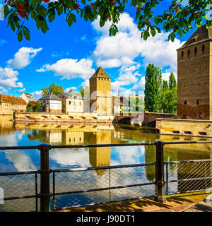 Straßburg, Türme der mittelalterlichen Brücke Ponts Couverts und Reflexion, Barrage Vauban. Elsass, Frankreich. Stockfoto