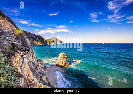 Rock im blauen Meer. Sansone Strand. Die Insel Elba. Toskana, Italien, Europa Stockfoto