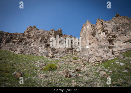 Alten Höhlenwohnungen im Soganli-Tal auf dem Hintergrund des blauen Himmels in Kappadokien, Zentraltürkei im Sommer Stockfoto