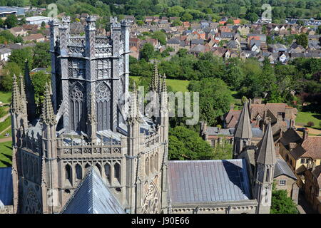 ELY, Großbritannien - 26. Mai 2017: The Cathedral - Nahaufnahme auf die Octagon und Laterne Türme - Bild von oben auf den West-Turm der Kathedrale Stockfoto