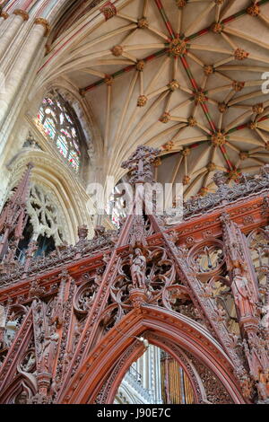 ELY, Großbritannien - 26. Mai 2017: Das Innere der Kathedrale – Detail des Eingangs an den Chor mit der Decke im Hintergrund Stockfoto