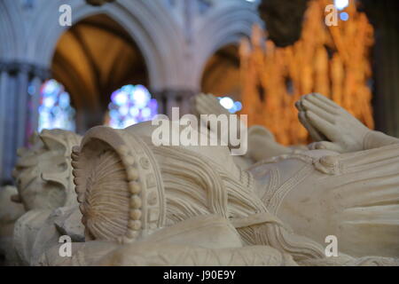 ELY, Großbritannien - 26. Mai 2017: Das Innere der Kathedrale – Grab von John Tiptoft Frau im Presbyterium Stockfoto